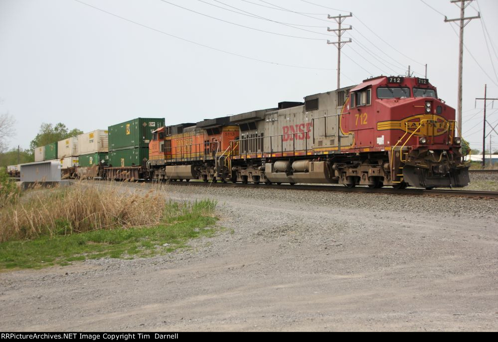 BNSF 712, 5113 on NS 264